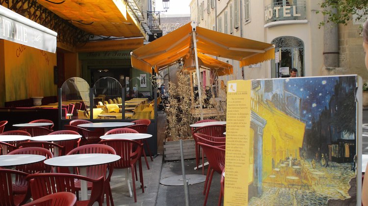 Café jaune à Arles